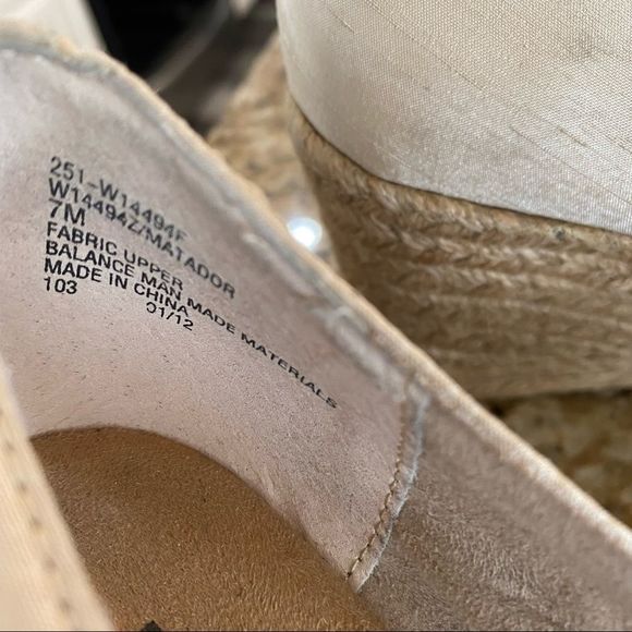 White Mountain women’s cream color open toe wedge heel shoes. 3.5 inch heel - Picture 8 of 8